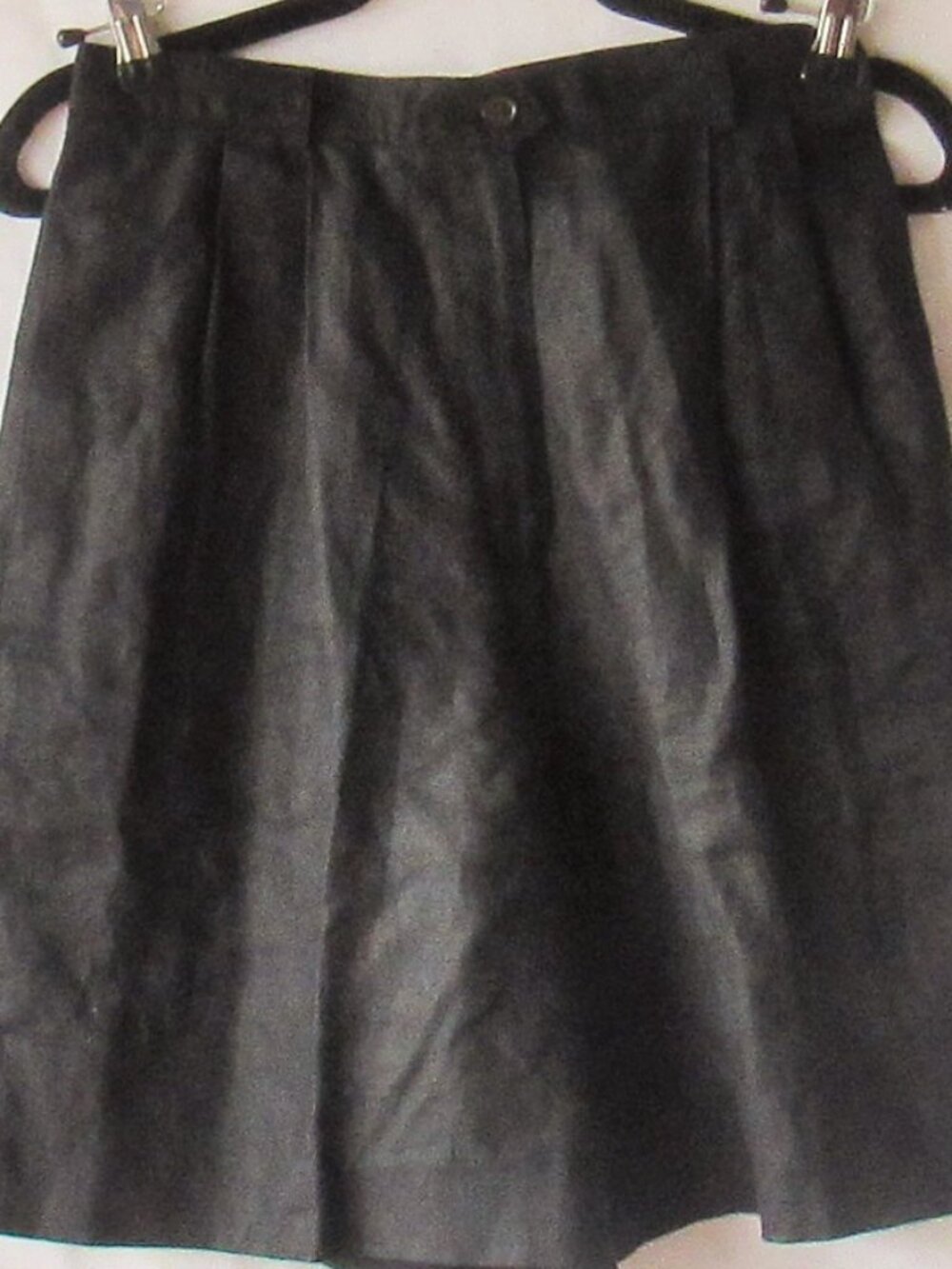 Irish Linen Shorts, Black Size 8, Pleated, Back Pocket, EUC            S649